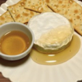 料理メニュー写真&nbsp;カマンベールチーズ　クラッカー＆はちみつ