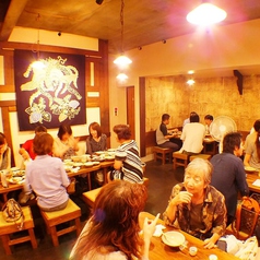 【1階】連日賑わいを見せる店内テーブル席。老若男女問わず人気。