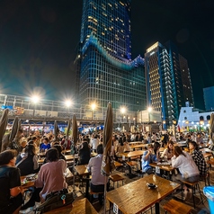 広々とした屋上スペースは、最大300名まで対応可能！企業パーティーや結婚式二次会、サークルの打ち上げなど、大規模な宴会に最適です。開放感あふれる空間で、美味しいBBQやシュラスコを楽しみながら、思い出に残るひとときを。