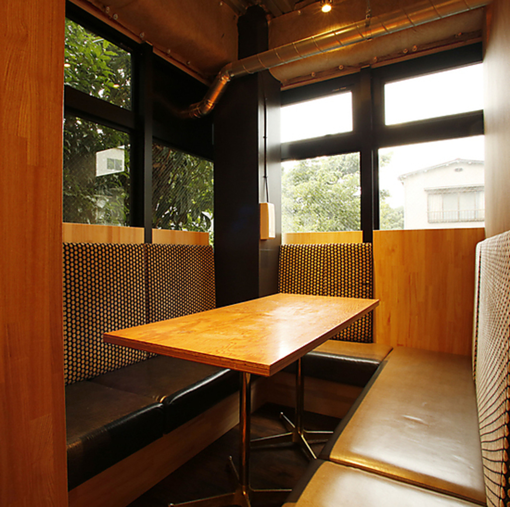 居心地の良い半個室のゆったりとしたテーブル席は会食や女子会シーンにもご利用頂きます。