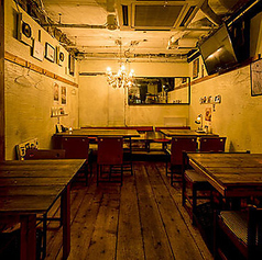 落ち着いた雰囲気の2名様用テーブル席は、デートや大切な人との語らいにぴったりです。二人の時間を満喫できます。サクッと飲みたい時にもどうぞ。