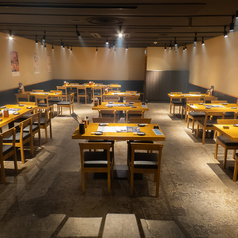 【1F】気軽にご利用いただけるカウンター席。仕事帰りにもゆったりした時間を満喫できます。お一人様でサクっと飲みにも、お連れの方と肩を並べて美味しいお寿司と美酒に酔うのも◎心ゆくまでお寛ぎください。