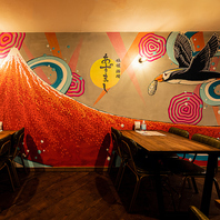 こだわり1 北海道のアーティストが手掛けた圧巻の壁画!