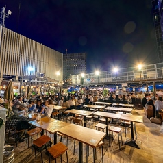 都会の夜風を感じながら食事を楽しめるテラス席。開放的な空間で味わうBBQやシュラスコは格別の美味しさ！昼間は青空の下、夜は美しい夜景を眺めながら、リラックスした時間をお過ごしください。デートや女子会にもおすすめです！