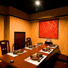 扉で仕切られた完全なプライベート個室空間は、最大6名様までご利用可能です。テーブルを灯す間接照明や和の食器が日本の風情を感じさせるお部屋。大人の上質空間で旬の食材をふんだんに使用した当店のお料理をお楽しみくださいませ。大切な方をおもてなしするビジネスでの商談や会社の接待などに最適です。