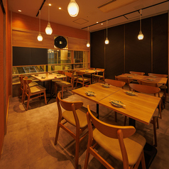 【貸切対応可能！】送別会、歓迎会、二次会、同窓会など、大型ご宴会は貸切利用がおすすめです★気兼ねなく盛り上がれる広々空間をご用意。名物屋 汐留店なら、充実の設備とスタッフの丁寧なサポートで、思い出に残る一日を演出します。周囲を気にせず、仲間と最高の時間をお過ごしください。ぜひお気軽にご相談ください！