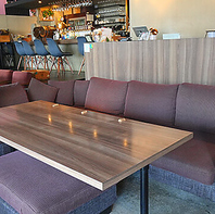 ゆったり寛げる多彩な空間◎テーブル＆ソファ席の魅力