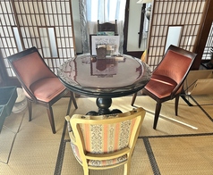 【2階席】床の間のある畳のお部屋にアンティークなテーブル席をご用意(3名まで)