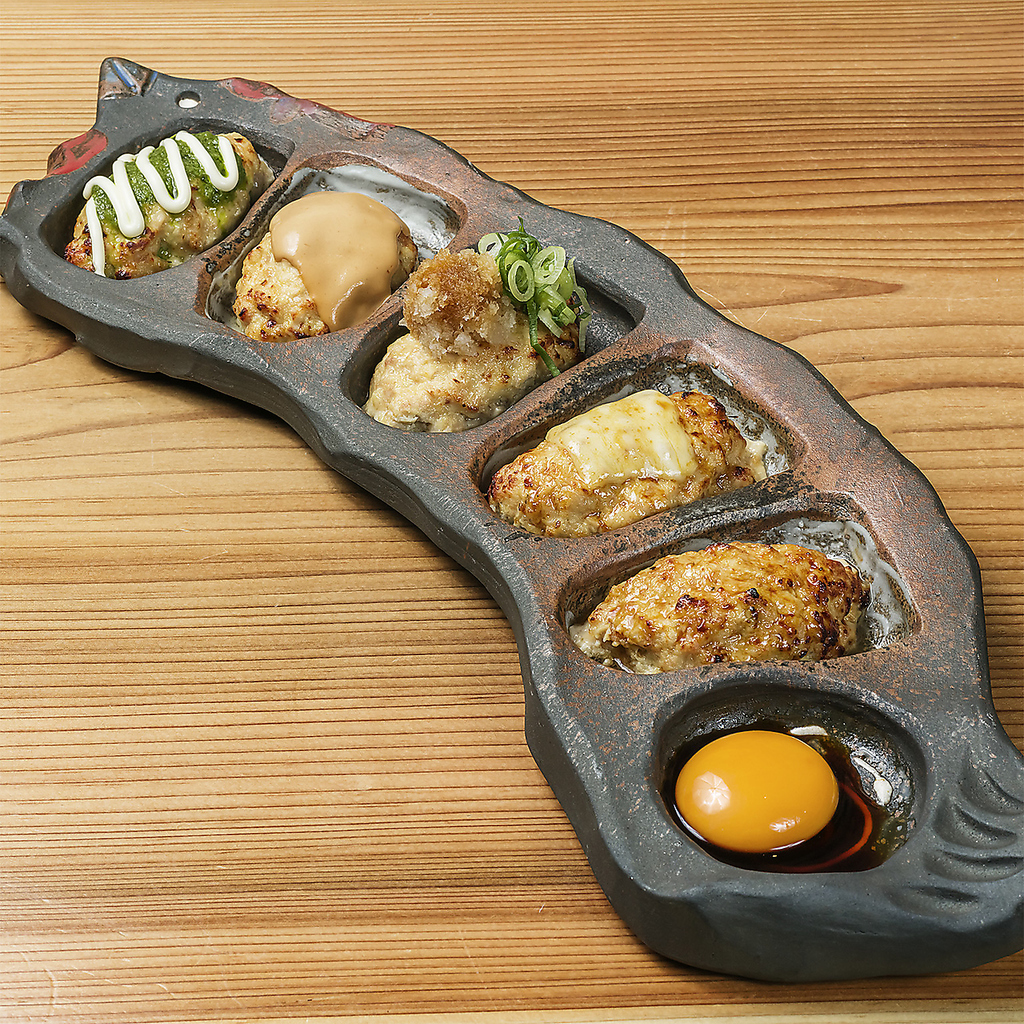 刻んだ玉葱を飴色になるまで炒め加えたつくねは柔らかくジューシー！多彩な味付けでご提供！