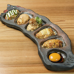 刻んだ玉葱を飴色になるまで炒め加えたつくねは柔らかくジューシー！多彩な味付けでご提供！
