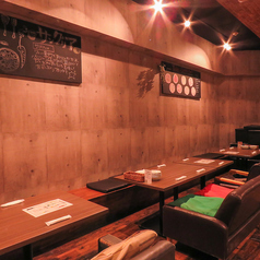 少人数のサク飲みや、大人数のご宴会にも◎宴会場所を探している幹事様におすすめ!宴会にぴったりなコースメニューを充実させております。120分飲み放題付コース3000円~ご用意致しております。飲み放題は約100種と充実しておりますので是非ご利用くださいませ!予約を承っております!