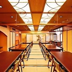 畳のやわらかな感触と、落ち着いた和の趣が心をほどくお座敷席。畳の上に椅子とテーブルを設置したお席となります。足を伸ばして座れるので、正座が苦手な方もご安心ください。会社宴会、季節行事など、各種大型宴会のご予約を承っております！