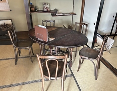 【2階席】床の間のある畳のお部屋にアンティークなテーブル席をご用意(5名まで)