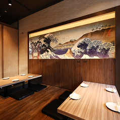 《8名～10名様　掘りごたつ席》緩やかなライティングで程よく区切られた仕切りが大人のプライベートを演出。足を伸ばして寛げる掘り炬燵席はゆっくりお寛ぎいただけるので、若い方から年配の方までお楽しみいただける空間です。