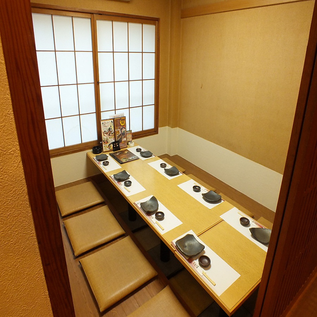 【店内はこちらです】接待や会食にもおすすめの完全個室は限定1室。6～8名様でご利用いただけます。