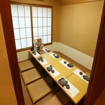 【店内はこちらです】接待や会食にもおすすめの完全個室は限定1室。6～8名様でご利用いただけます。