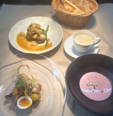 前菜、スープ、パン、メインと食後のお飲み物の全五品。