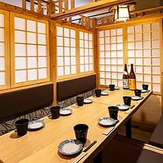 人数に合わせて、個室のご用意ができます！広々とした空間なので宴会や女子会、合コンなど様々なシーンに合わせてご利用いただけます！扉付きなので周りのお客様を気にすることなくゆったりとお過ごしいただけます◎