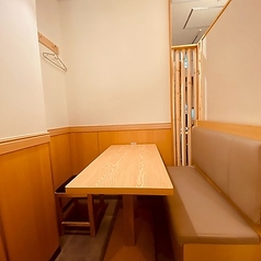 気心知れたご友人同士の飲み会や賑やかな女子会は、ゆったりと楽しめる個室で決まり!周囲を気にせずご飲食を楽しめて、心ゆくまで盛り上がれるのが魅力です♪会話に花を咲かせながら、当店の絶品料理とこだわりドリンクでご堪能ください!【上野駅/居酒屋/海鮮/焼き鳥/やきとん/飲み放題/昼のみ/貸切】
