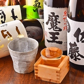 当店では蔵元直送の日本酒や銘柄焼酎、プレミアムな日本酒・焼酎を各種ご用意しております。十四代や獺祭なども定番でご用意しております。