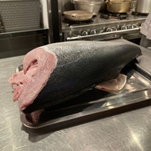 冷凍ではなく生の鮮魚を仕入れ、店内にて仕込みをしております。旬の海の幸をお楽しみいただけます。