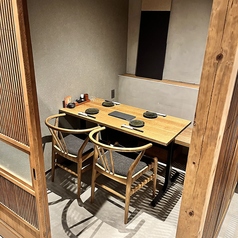 半個室のテーブル席。人数によりご用意♪最大15名様程度収容可能