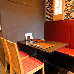 ゆったり座れるテーブル席♪女子会やデート、記念日など様々なシーンでご利用頂けます。お得なコースもご用意しておりますので、ご友人やご家族とのお食事や飲み放題、各種宴会などにご活用ください。ご予算に合わせてお選びいただける内容です。