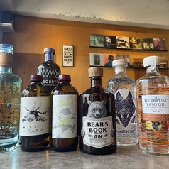 厳選の銘酒とクラフトジン。夜を彩る至福の一杯を