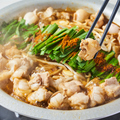 料理メニュー写真 【和牛もつ鍋(醤油)】和牛もつの旨味溶け込む醤油出汁のあっさり鍋も大人気◎