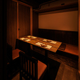 木の温もり溢れる個室空間は、まさに大人の秘密基地！ふんわりとした照明が心地よく、落ち着いた雰囲気でゆったりと過ごせます！片側シートで楽ちん、向かいには背もたれ付きの椅子も完備！人目を気にせず楽しめる空間だから、会話もお酒もすすむこと間違いなし！接待・デート・女子会にもピッタリの完全個室です！