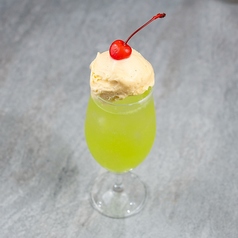 喫茶店のメロンクリームソーダ