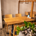 自然を感じる洗練された空間。落ち着いた照明が灯る「オトナ」な雰囲気の中で、心ゆくまで寛げます。