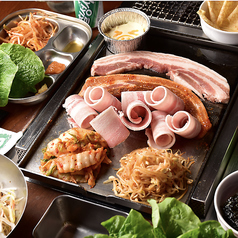 ゆったりお食事ができるテーブル席です。このようにお肉を中心に、野菜やトッピングでを楽しめる広々としたお席です。