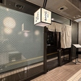 大きなガラス窓で開放感溢れる店内。会社宴会はもちろん、結婚式の二次会にもオススメ◎25名様以上で貸切OK！お気軽にお問い合わせください。