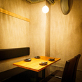フラッと立ち寄れる少人数様席をご用意致しました。オーナーのこだわりが詰まった店内。誕生会やお祝いパーティーなど、気の合うご友人とゆったり語り合うひとときに最適です。とても人気の高いお席となっております！接待や女子会、デート、歓送迎会など各種宴会に最適なお席です！