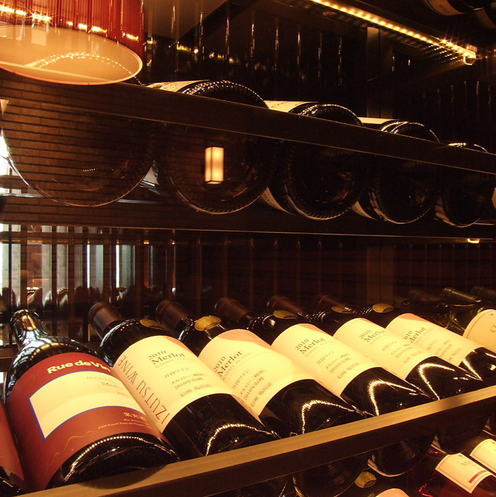 380本も収容可能なワインセラーはワインで埋め尽くされています♪選りすぐりのワインをご用意！！