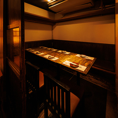 グループでの宴会や仲間との飲み会にピッタリな個室空間！広々としたテーブルに、人数分のお皿とお箸をきっちりセットして、すでに『いらっしゃいませ』の準備万端でお待ちしております！片側シートでくつろぎながら、周りを気にせずゆったりと過ごせるのが魅力！アットホームで温もりある雰囲気が心を和ませる空間です！