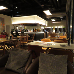 少人数でゆっくり過ごしたい方にもピッタリな席をご用意◎お隣との距離も空いているので、気兼ねなくお過ごしいただけます。