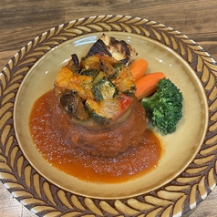 ［夏季限定］夏野菜のラタトゥイユ乗せハンバーグ（ライスorパン付き）
