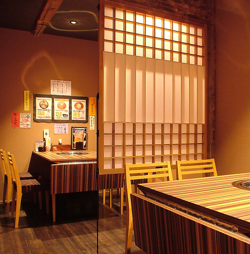 18名までOKの靴を脱いで利用する雰囲気のいいテーブル席。間仕切りを外せば、個室風に使えます。