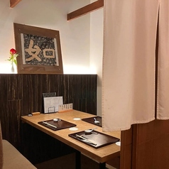【テーブル個室：2～6名様】周囲を気にせずくつろげる！接待や大切な記念日のお祝いに。のれんでしっかりと仕切られたプライベート感あふれる空間です。周りの目を気にすることなくお食事ができるため、大切な方とのご会食やビジネスでの接待、お誕生日など特別な日のご利用にふさわしいお席です。