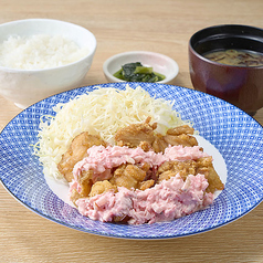 紅生姜が決め手!ピンクのチキン南蛮定食