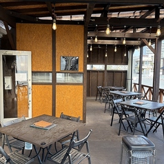 気の合う友達同士やファミリーなどにぴったりなテーブル席は4名様がけで3つご用意しております。気の合う仲間と美味しい料理をシェアしながらご堪能いただくのにはぴったりなスペースです。店内は落ち着いた空間となっておりますので、お食事はもちろんご歓談などにも最適です。おいしい料理を囲みながらお楽しみください！