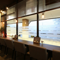 大きな窓から差し込む自然光が心地よいカウンター席♪