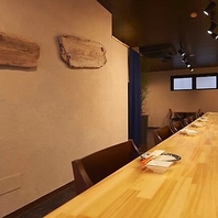 調理の臨場感を味わえるL字カウンター！お一人様大歓迎