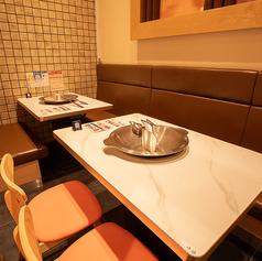 2名様からご利用いただけるテーブル席をご用意しております。ご家族やご友人とのお食事はもちろん、会社のお仲間との集まりにもぴったり。お好みのスープと豊富な具材を選びながら、熱々のしゃぶしゃぶをゆったりお楽しみいただけます。女子会や各種宴会など、さまざまなシーンにぜひご利用ください◎