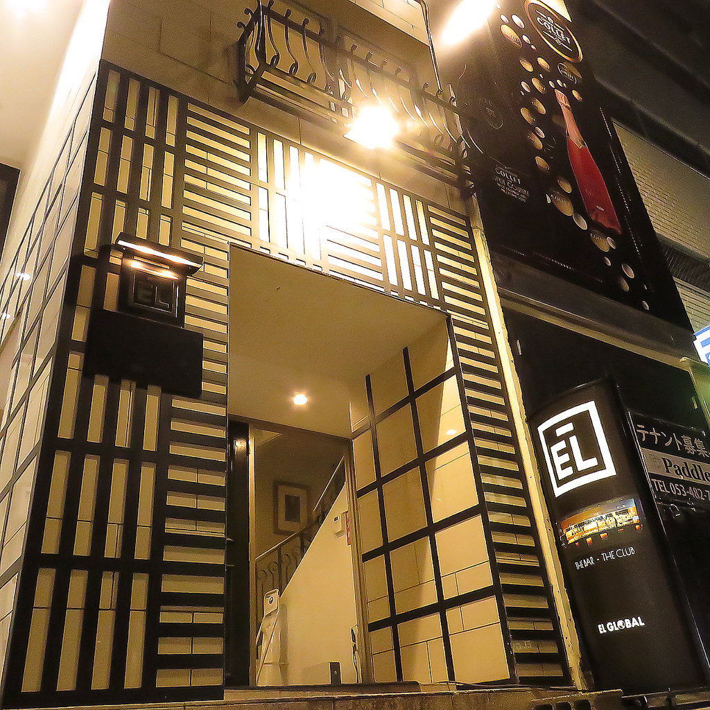 落ち着いた雰囲気のあるおしゃれな看板と、シンプルなデザインの外観が当店の目印となっております。