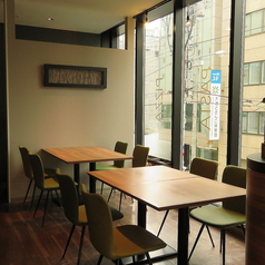 ガラス張りの店内がおしゃれ！テーブル席で、ランチや女子会が楽しめます。人気のお席なのでご予約はお早めに。
