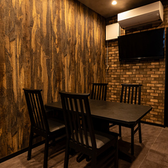 ミッドセンチュリーの洗練された空間で、プライベートなテーブル席。ゆったりとした配置と上質なインテリアが、非日常のひとときを演出。目の前で仕上げられる料理を囲み、贅沢な時間を共有できます。