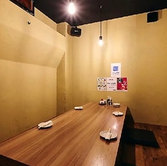 【2階掘りごたつ個室：2～4名様】落ち着いた和個室でゆったり女子会や接待を。大切な接待から華やかな女子会まで、特別なひとときを。2～4名様用の個室は、周りを気にせず会話が弾むプライベート感たっぷりの上質空間です。洗練された雰囲気の中で、贅沢な時間をお過ごしいただけます。大切な方との語らいにご利用ください
